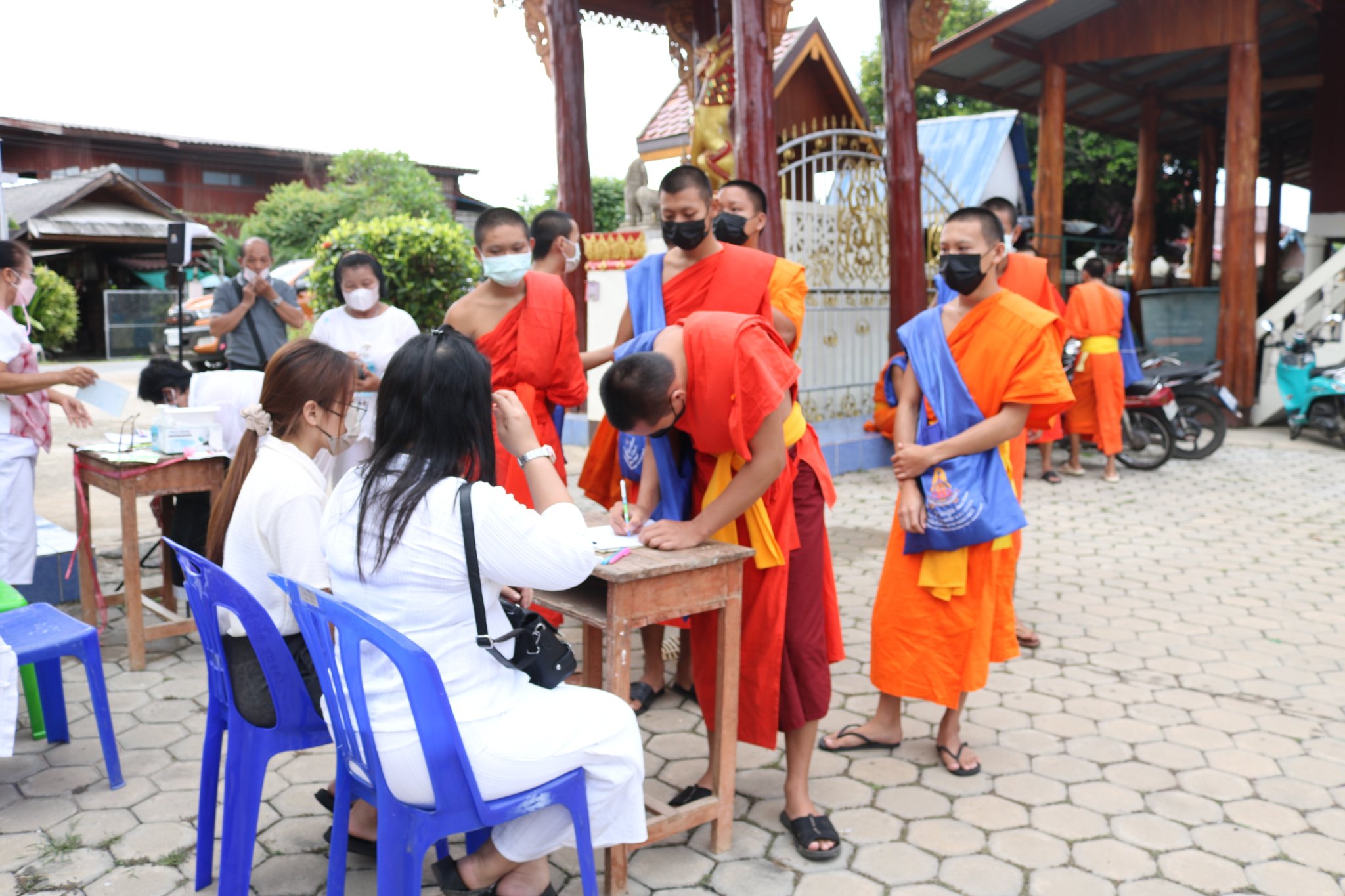 ภาพประกอบ: องค์การบริหารส่วนตำบลปงเตา ร่วมกิจกรรมหล่อเทียนเข้าพรรษา ประจำปีงบประมาณ 2565 ณ วัดเมืองมูล